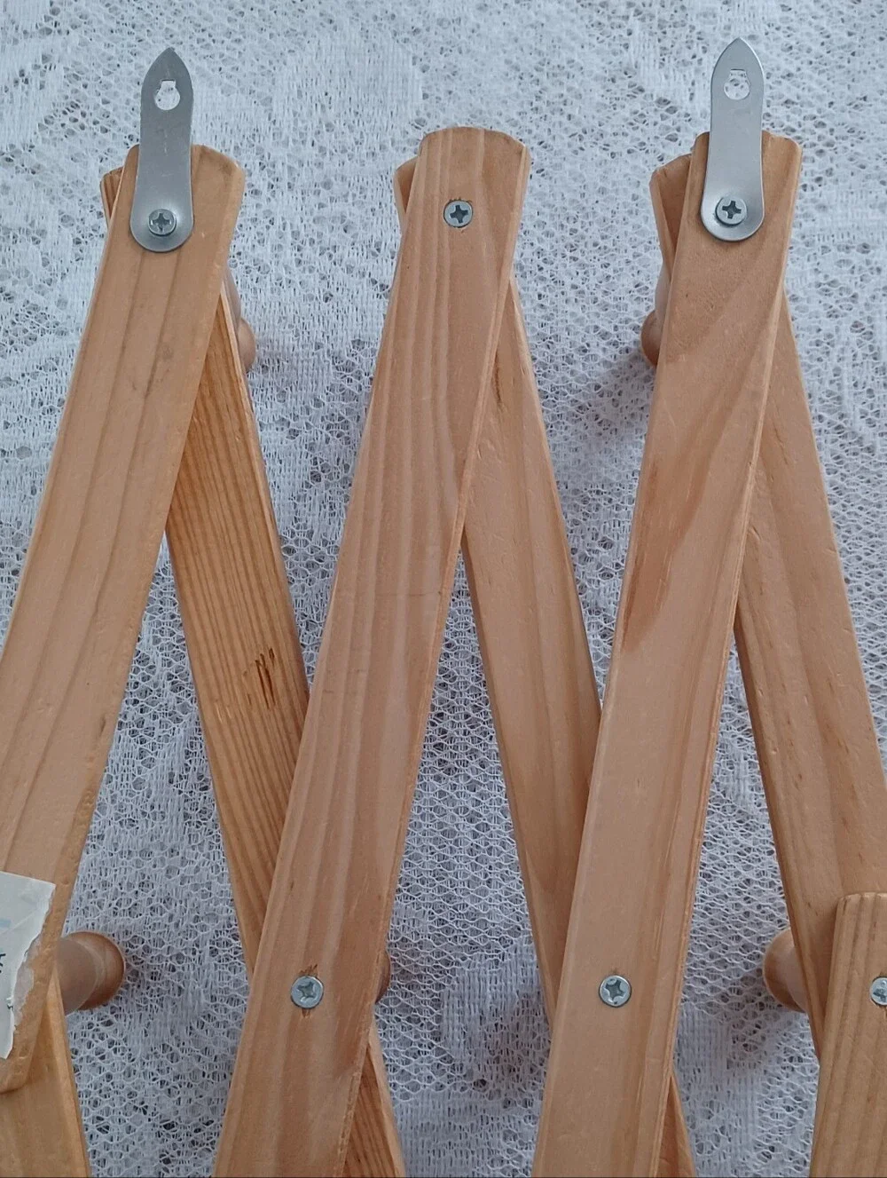 VINTAGE PIER 1 WOODEN EXPANDABLE ACCORDION-STYLE WALL-MOUNTED 10-PEG RACK